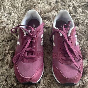 New Balance tennis shoes